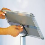 ATRIL CON MARCO APERTURA FRONTAL DINA4