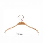 PERCHA CAMISA MADERA LAMINADA CON MUESCAS 42cm (en caja de 100uds)