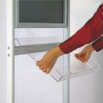 EXPOSITOR 1 CARA CARTEL 50X70 CON 1 BANDEJA TRANSPARENTE