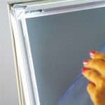 PORTACARTEL CABALLETE MARCO ABATIBLE DOBLE CARA 70x100cm