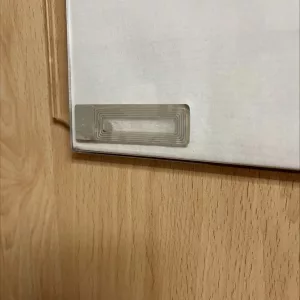 ROLLO 1000 ETIQUETAS 8,2Mhz. ADHESIVA para COSMETICA