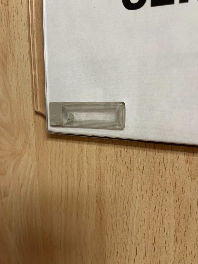 ROLLO 1000 ETIQUETAS 8,2Mhz. ADHESIVA para COSMETICA