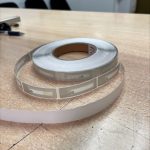 ROLLO 1000 ETIQUETAS 8,2Mhz. ADHESIVA para COSMETICA