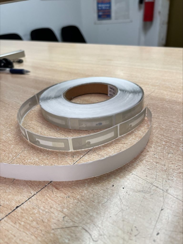 ROLLO 1000 ETIQUETAS 8,2Mhz. ADHESIVA para COSMETICA