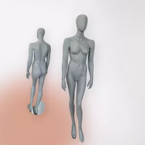 Maniquí señora con cabeza sin rostro gris