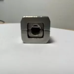 Conector interior SQ 30x30 c/tornillo M10