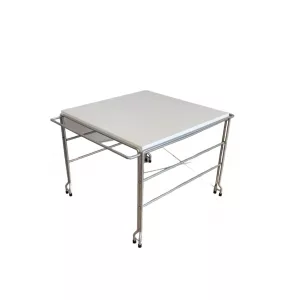 Mesa expositora estructura gris con tablero
