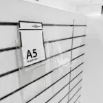 Expositor folletos DIN A5, sobremesa, pared y sistema lamas