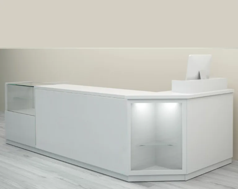 Mostrador madera con vitrinas y personalizado con logo