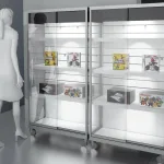 Vitrina con estantes y fondo lamas