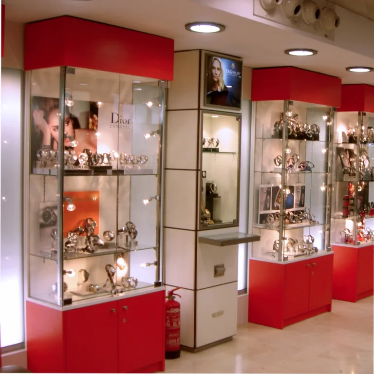 Vitrina estantes y luz