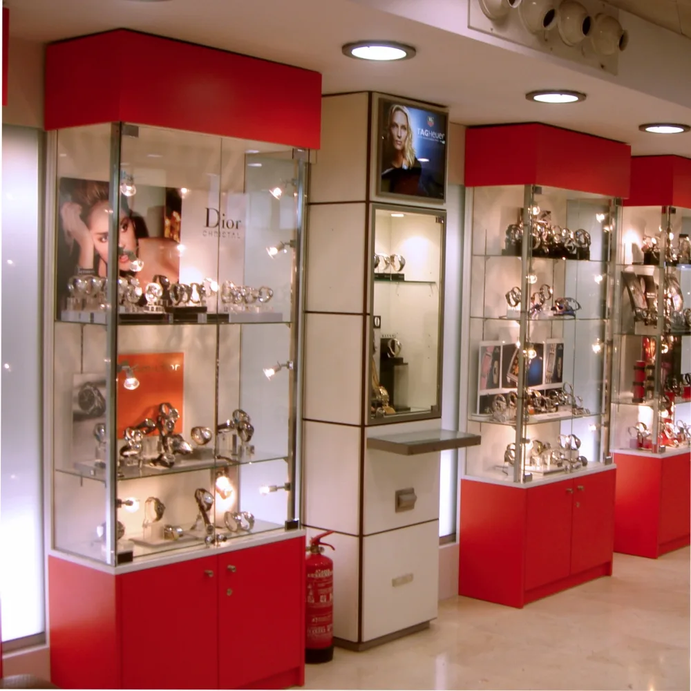 Vitrina estantes y luz