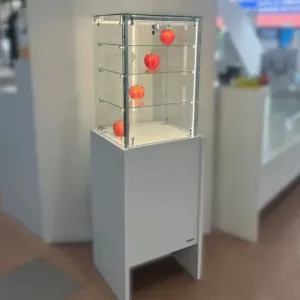 Vitrina mostrador cristal y buch puerta. 134cm de alto.