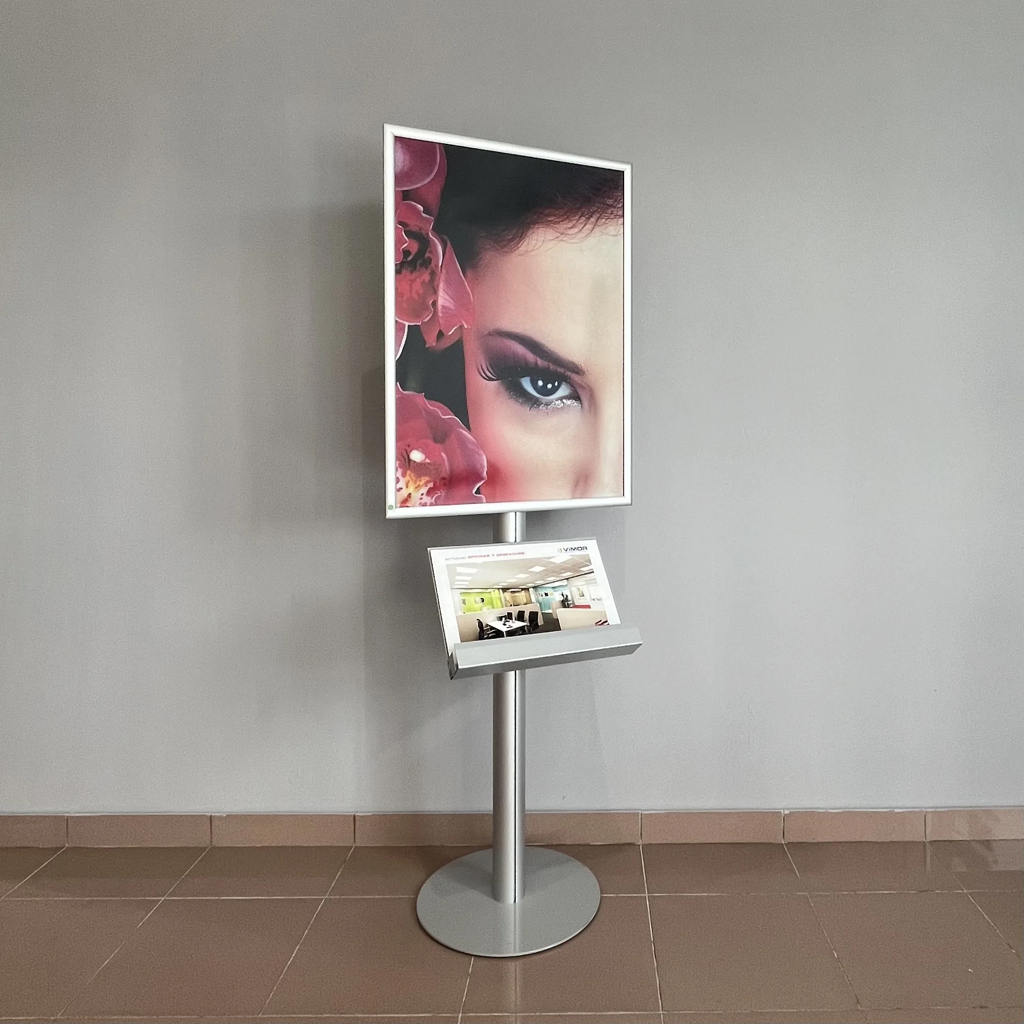 Expositor cartel ...... con portafolleto simple