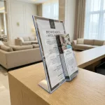 Portacartel base L de 21x28cm con portafolletos 1/3 DINA4