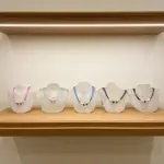 Peto mini en acrílico acabado mate/efecto hielo para exponer collares