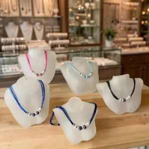 Peto mini en acrílico acabado mate/efecto hielo para exponer collares